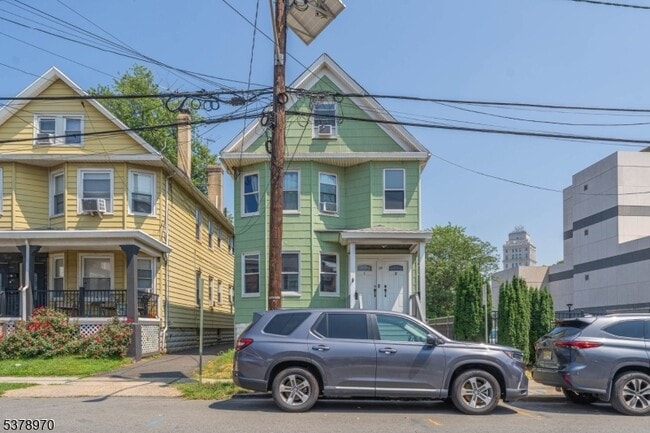 Primary Photo - 19 Lyons Pl