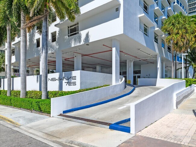 Building Photo - 725 NE 22nd St