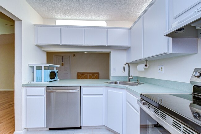Building Photo - 3161 Lake Pine Way S