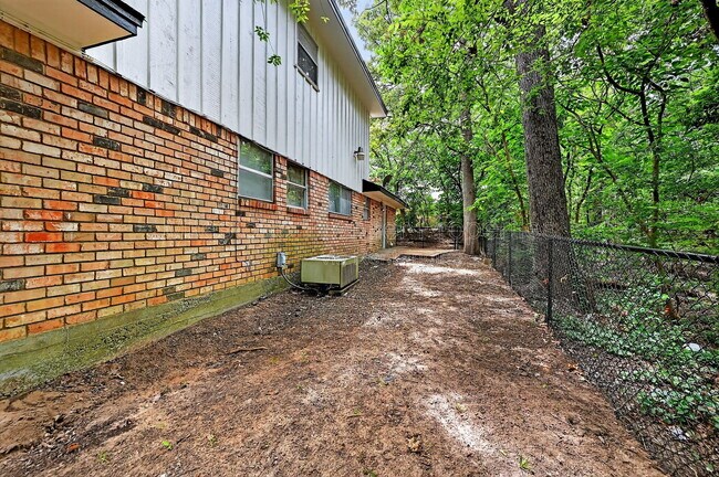Building Photo - 105 E Ford St