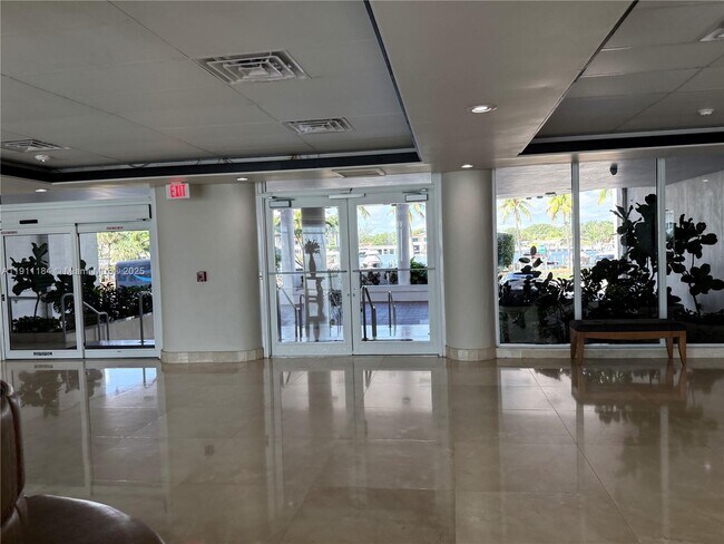 Building Photo - 5005 Collins Ave