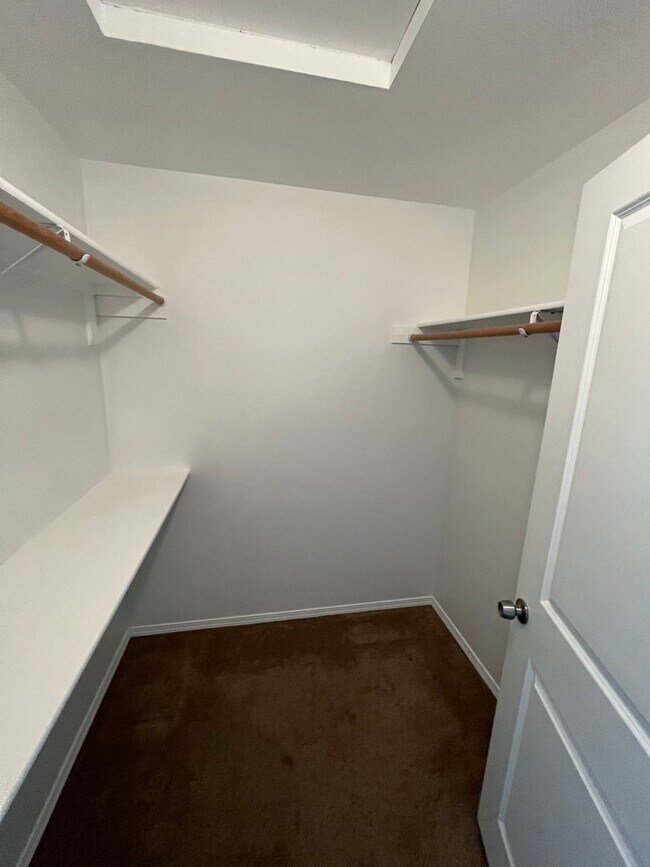 Building Photo - Beautiful Townhouse Available Now! Move In Special offering a $300 Move In Credit!