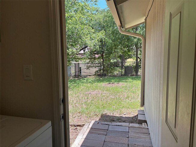 Building Photo - 6605 Danwood Dr