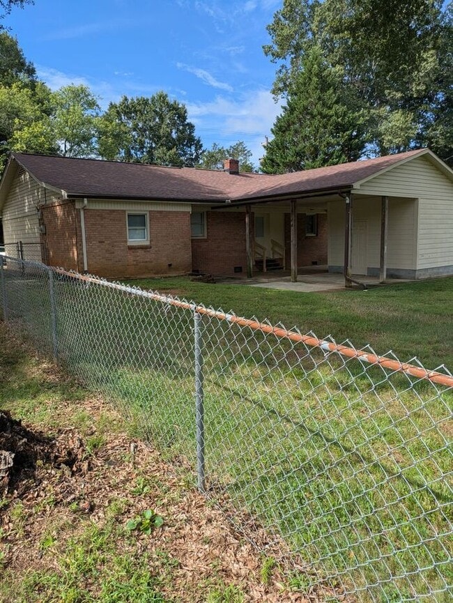 Building Photo - 3BD/2BA Single Family Home in Hickory, NC