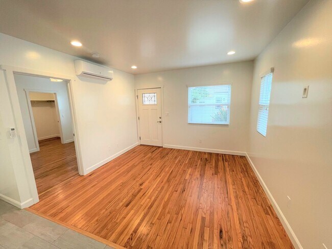 Building Photo - Remodeled Midtown Apartment w/Air Conditio...