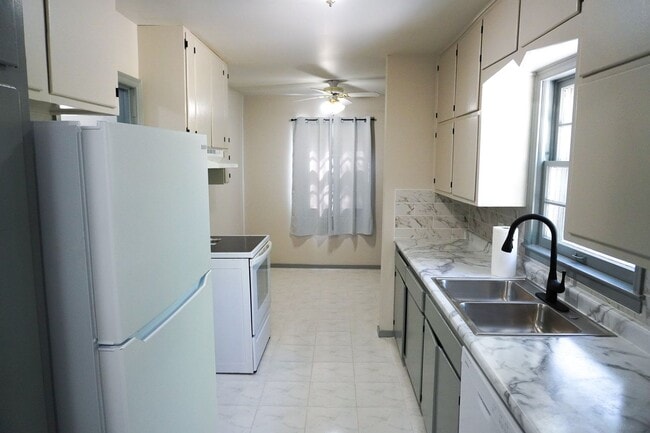 Building Photo - 3 bed 2 ba w Finished Basement + Garage - APPLY FREE!