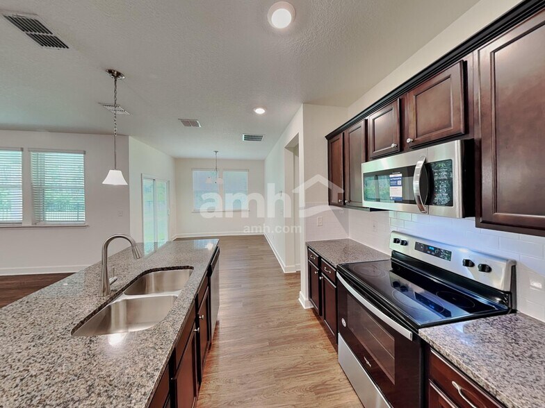 Building Photo - 417 Sandstone Dr