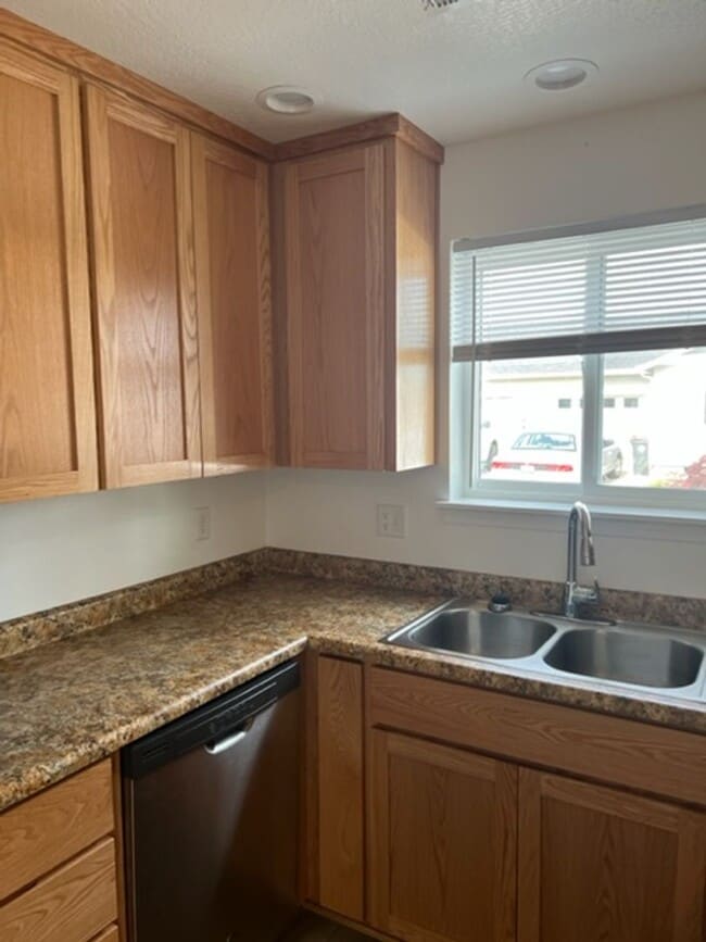 Building Photo - 3 BEDROOMS SINGLE LEVEL HOME