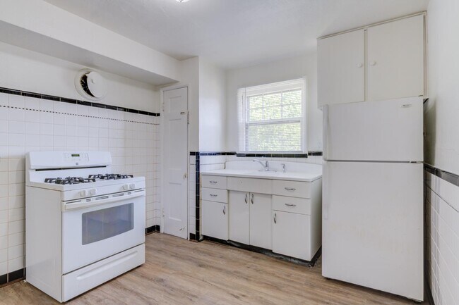 Building Photo - 7150 Manette Dr