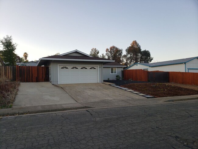 Building Photo - Charming single-family home in Redding