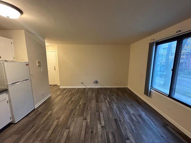 Building Photo - 134 E Johnson St