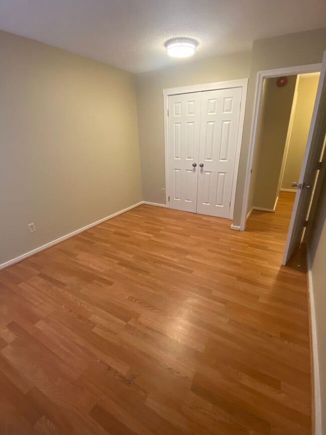 Building Photo - Spacious 4 bedroom, 2 bath Townhome