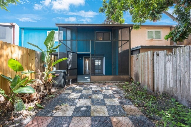 Building Photo - Renovated Town Home 2 bedroom 1.5 bath ** ...