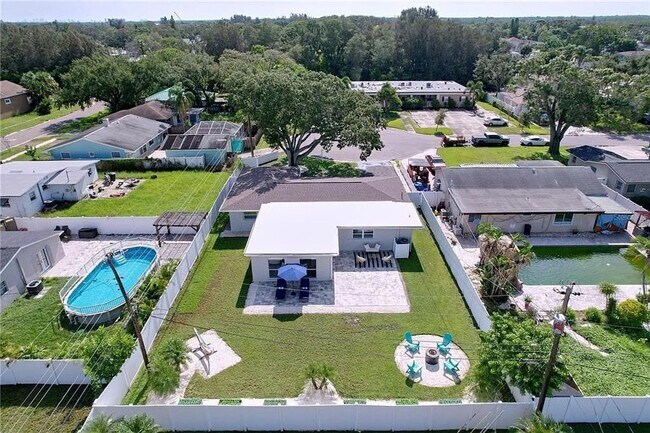 Building Photo - Modern luxury meets Florida charm in this ...