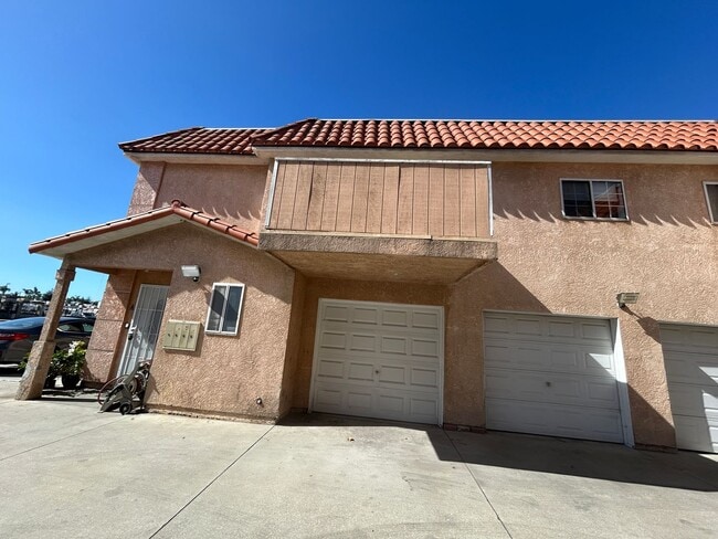 Primary Photo - Newly Renovated 3 Bed / 2.5 Bath Apartment...
