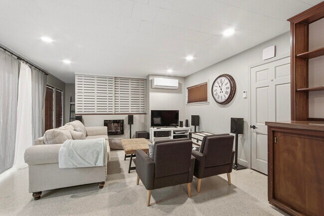 Building Photo - 215 Live Oak Ave E