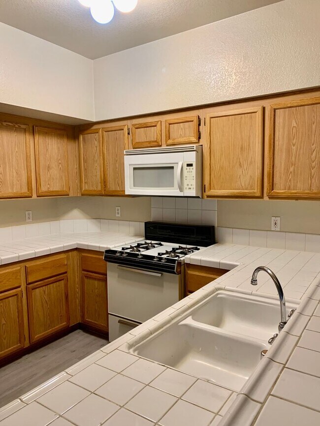 Building Photo - Must See Condo!