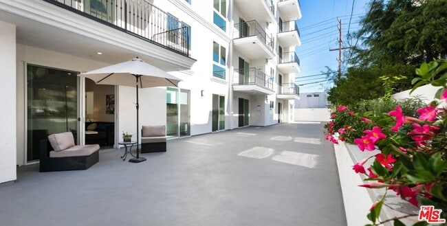 Building Photo - 320 N La Brea Ave
