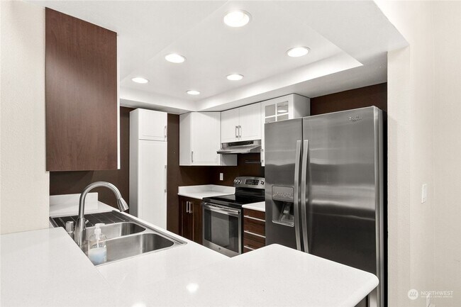 Building Photo - Great 1bed 1bath Location in Kirkland! Next to Village at Totem Lake Mall