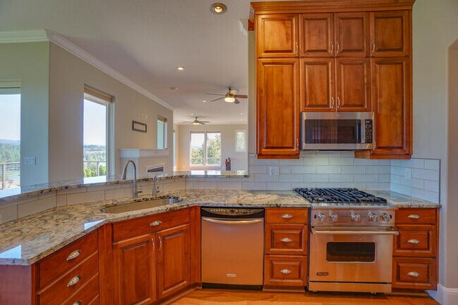 Building Photo - FOUR BEDROOM HOUSE IN LACAMAS SHORES WINTE...