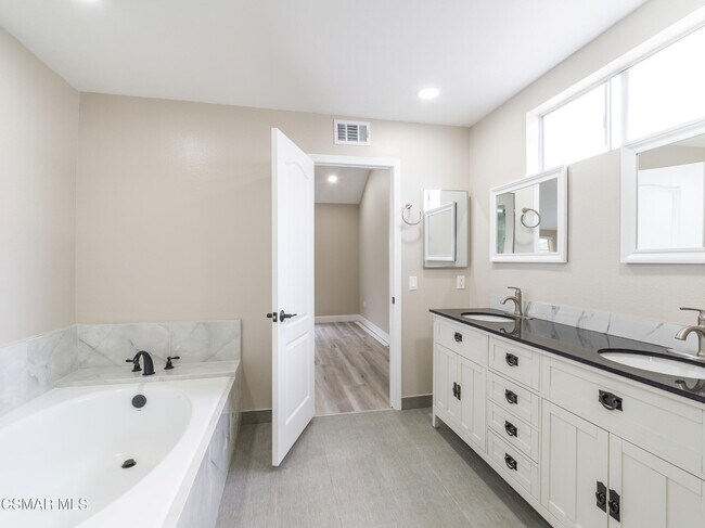 Building Photo - 382 Rockedge Dr