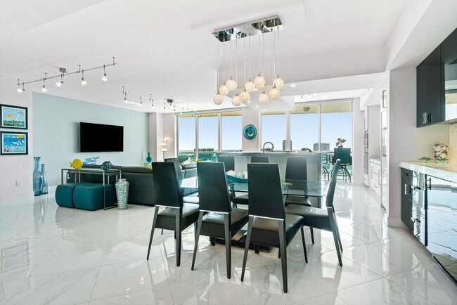 Building Photo - 2640 Lake Shore Dr