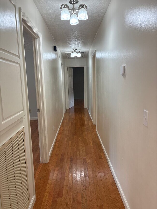 Building Photo - 671 Circle Dr