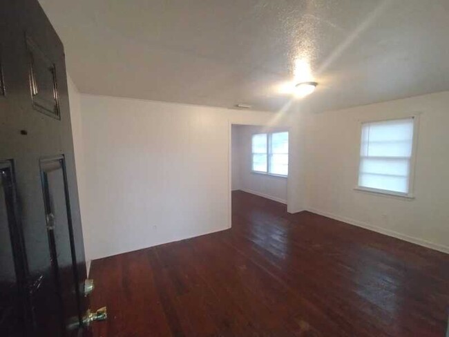 Building Photo - 5562 Lyle Ln