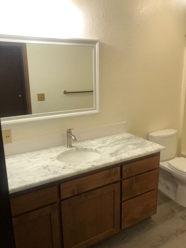 Building Photo - 2 Bed/1 Bath, 1000 SqFt, Utilities Pd, Fireplace, Vaulted Ceilings, More!