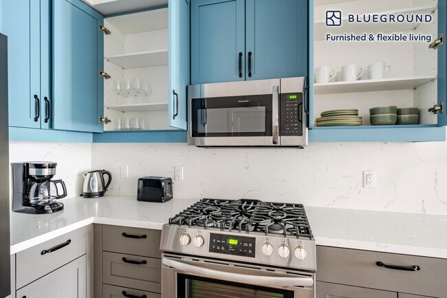 Building Photo - 635 Robinson Ave