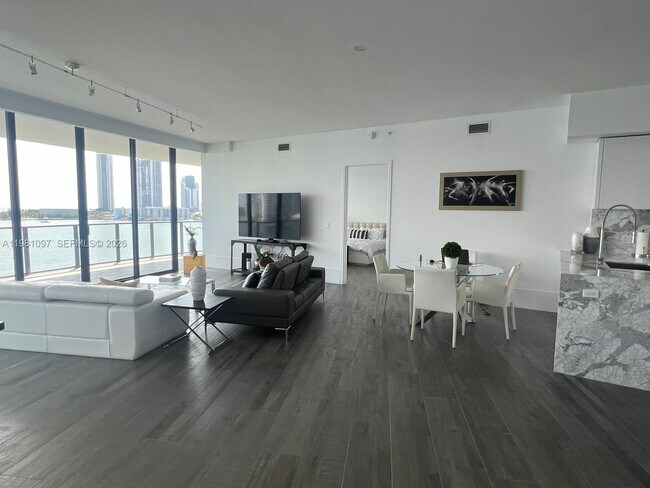 Building Photo - 5500 Island Estates Dr