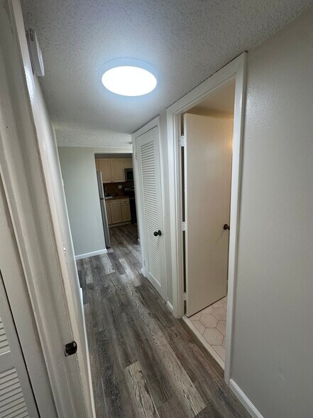 Building Photo - 220 SW 9th Ave