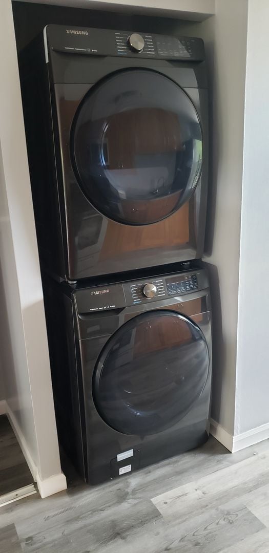 Building Photo - Spacious upstairs unit. Large Living area. Parking Available