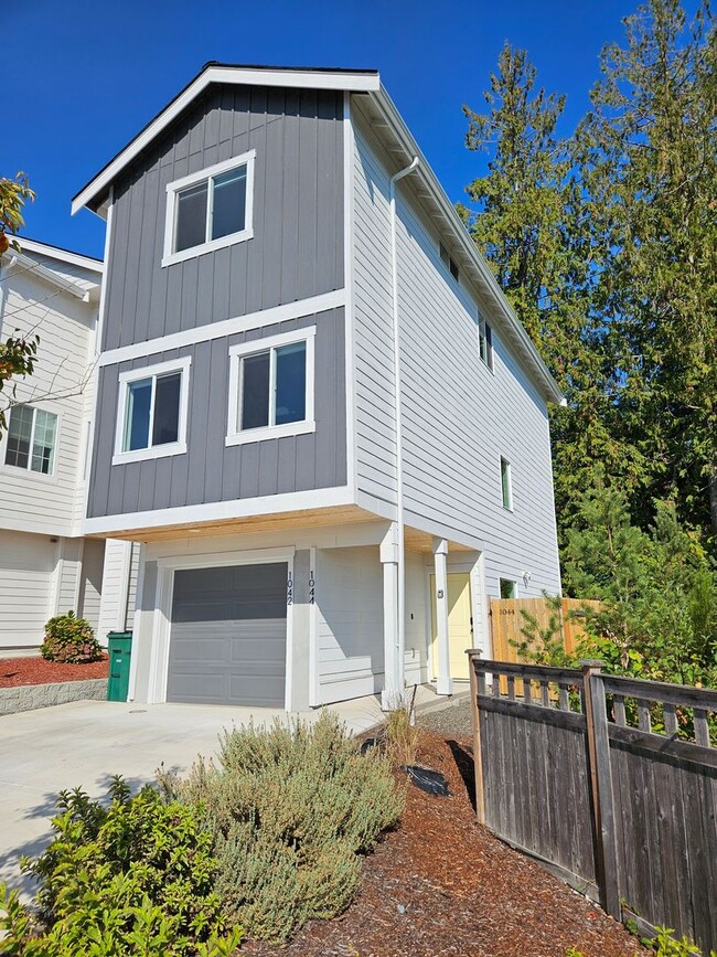 Building Photo - Beautiful, private 2 bed, 2.5 bath townhouse in Silverdale