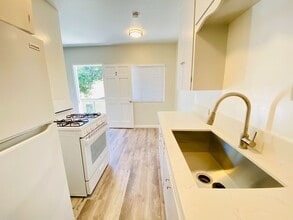 Building Photo - Updated One-Bedroom Condo with Eclectic Beachside Vibe