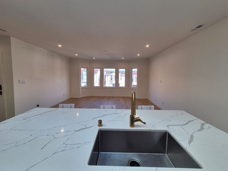 Building Photo - 723 38th Ave