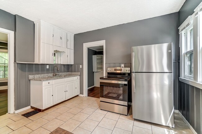 Building Photo - Spacious Three Bedroom in Dayton!