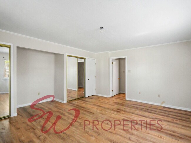 Building Photo - Spacious 4 Bed, 3 Bath Home - Perfect for Family or Student Living!