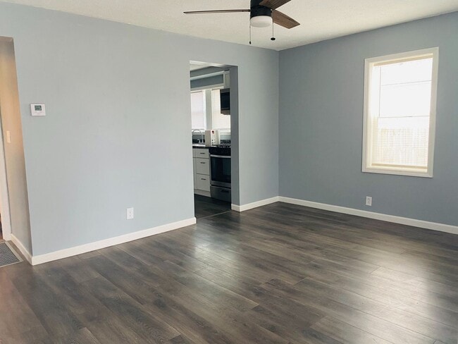 Building Photo - DEPOSIT MOVES YOU IN! NO RENT UNTIL SEPTEM...