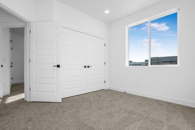 Building Photo - HURRICANE TOWNHOME - END UNIT