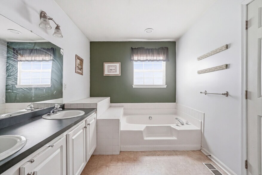 Building Photo - 327 Allens Ln