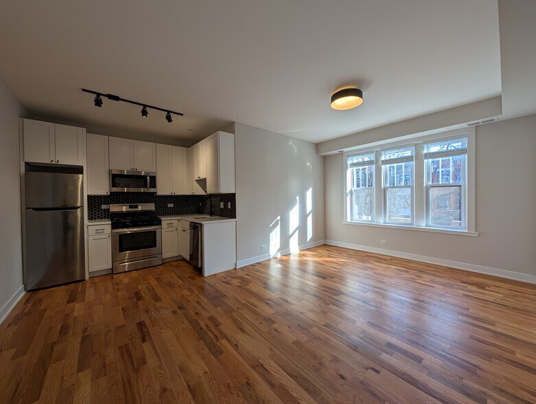 Primary Photo - 648 W Wrightwood Ave