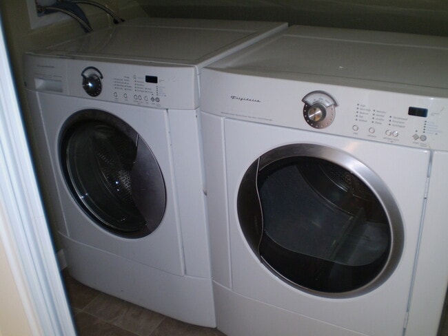 Building Photo - 2781 Spring Blvd