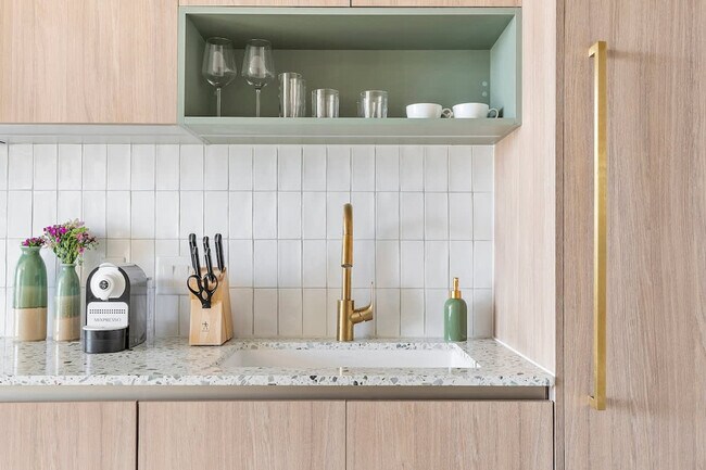 Building Photo - 601 NE 1st Ave