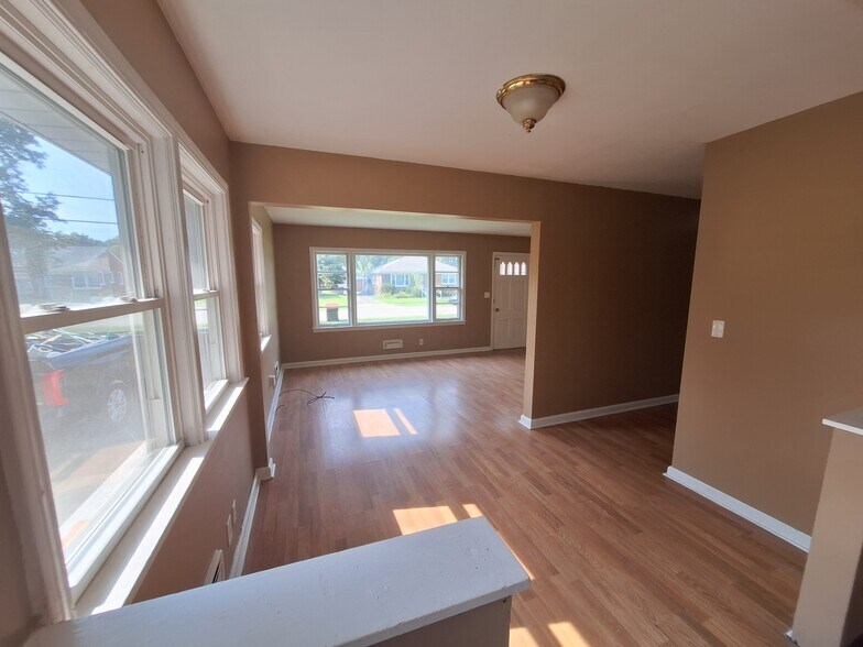 Building Photo - 1611 Clarice Way