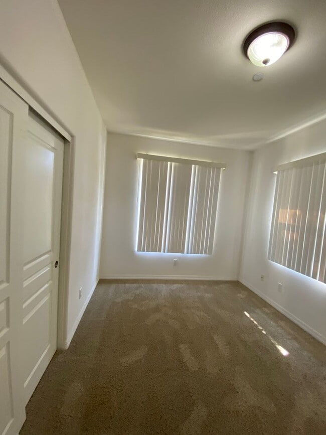 Building Photo - Beautiful Somerset Single Story Townhome N...
