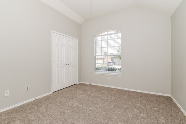 Building Photo - 910 Bowie Dr