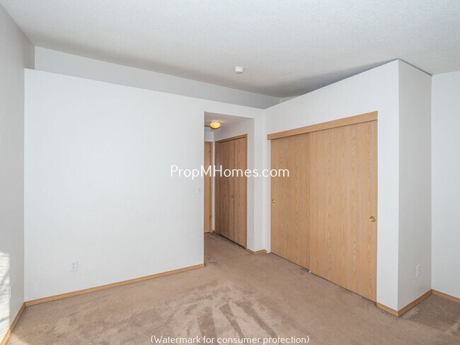 Building Photo - Two Bedroom Townhome In SE Portland w/ Lar...