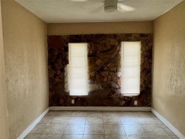 Building Photo - 2091 Oleander Dr