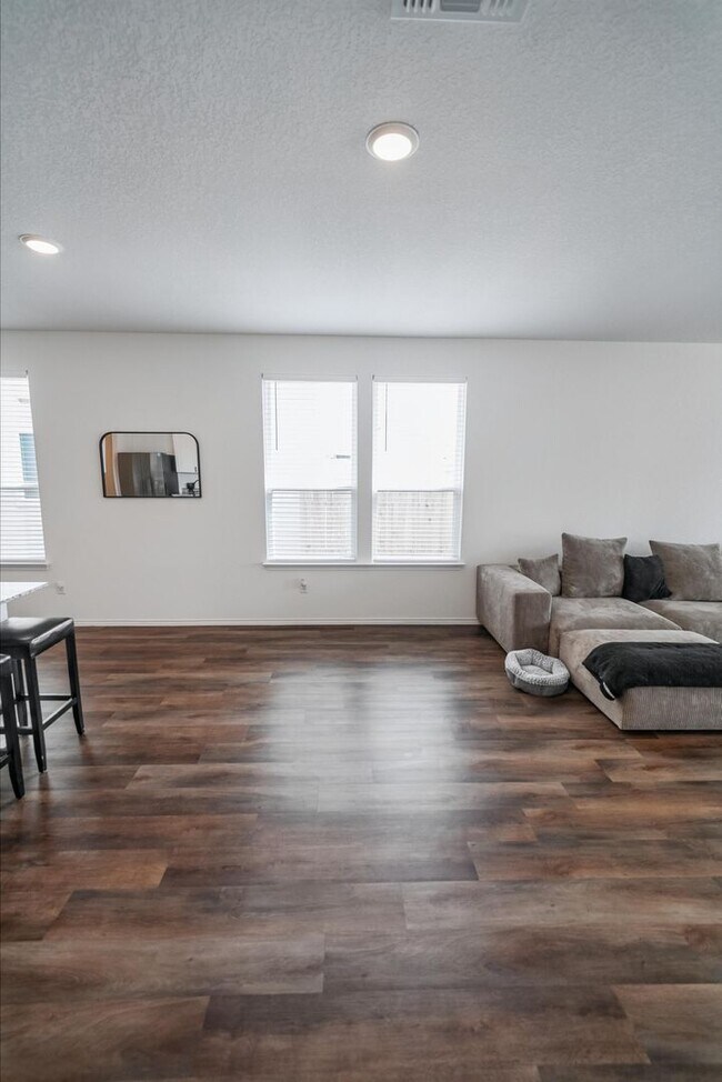 Building Photo - Beautifully Maintained Single-Story Home i...